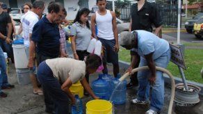 Inicia operativo de distribución de agua con carros cisternas