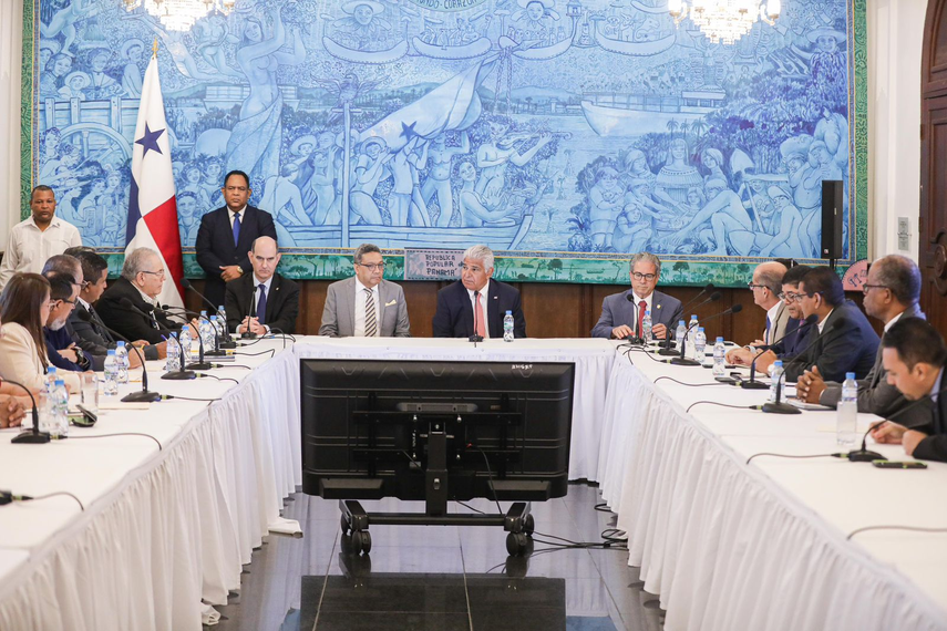 Presidente Mulino y su equipo explican proyecto de ley&nbsp;