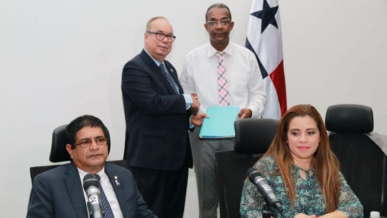 Lau presenta propuesta para elevar la CSS a rango constitucional