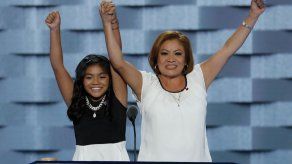 Hija de inmigrante guatemalteca arranca ovación a Demócratas
