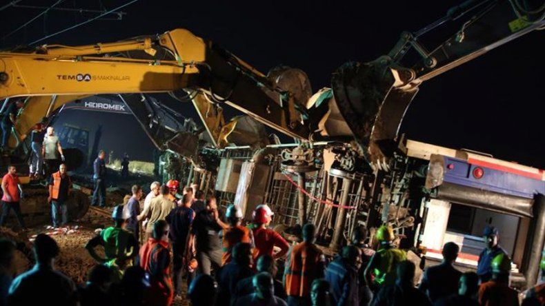 Aumenta a 24 la cifra de muertos en accidente de tren en noroeste de Turquía