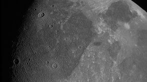 Las fotos muestran la superficie con un detalle notable, incluidos cráteres, terreno oscuro y brillante claramente diferenciado y características estructurales largas posiblemente vinculadas a fallas tectónicas, informó el Laboratorio de Propulsión a Chorro (JPL, por su sigla en inglés) de la NASA.