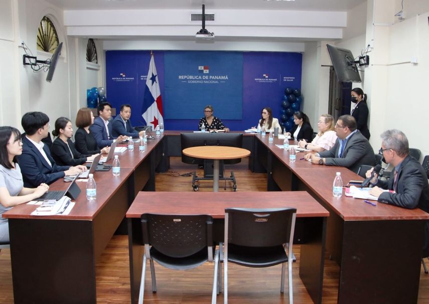 Representantes de la compañía de Corea del Sur participaron de un conversatorio en el salón de conferencias del Minsa Dr. José Renán Esquivel.