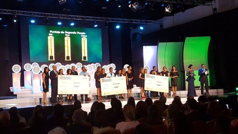 Premian esfuerzo de 9 centros oficiales e inicia camino hacia la excelencia educativa