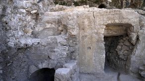 Los arqueólogos de la Universidad Hebrea de Jerusalén dicen que han descubierto, entre otras antigüedades, una finca del siglo I con su propio baño ritual al iniciar un proyecto para facilitar el acceso de personas discapacitadas al Muro de los Lamentos.