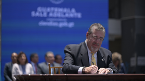 El presidente de Guatemala se rebaja el sueldo un 25%
