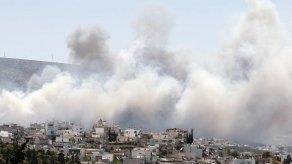 Bomberos luchan contra un gran incendio en el sur de Grecia