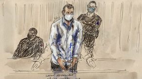 Este boceto de la corte realizado el 9 de febrero de 2022 muestra al acusado Salah Abdeslam de pie ante el tribunal especial de París durante el juicio de los ataques de noviembre de 2015 en los que murieron 130 personas.