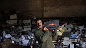 La amenaza más urgente, dijo, es “que las baterías se rompan y derramen líquido que contiene ácido sulfúrico y se filtre al suelo y después al acuífero de agua”.