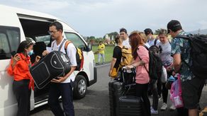 Turistas varados por los cierres en la capital de Panamá.