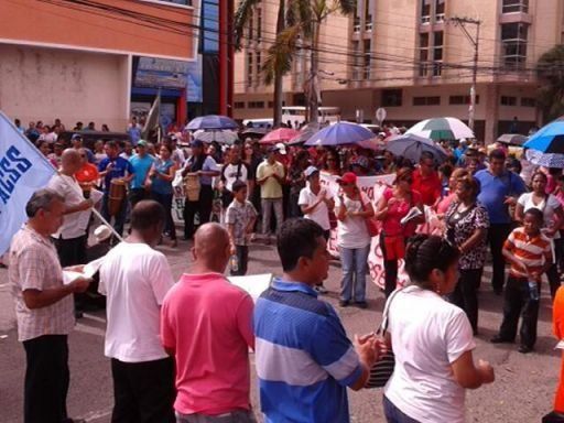Docentes exigen respuesta a sus peticiones, marchan hacia la Presidencia