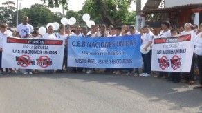 Docentes y estudiantes del C.E.B. Naciones Unidas protestan y piden presencia del tránsito