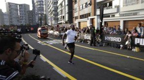 Usain Bolt compite contra mototaxi y le gana