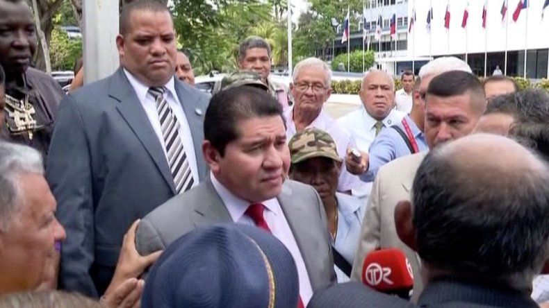 Jubilados protestan por pago de décimo tercer mes, amenazan con cerrar la Asamblea
