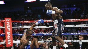 Crawford noquea a Indongo y es campeón indiscutible