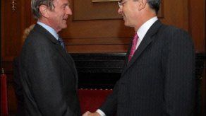 Canciller francés prosigue gira en favor de rehenes