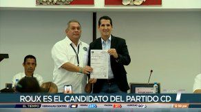 Rómulo Roux recibe credenciales como candidato presidencial de CD