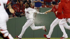 Medias Rojas vencen a Azulejos 3-2 en juego maratoniano