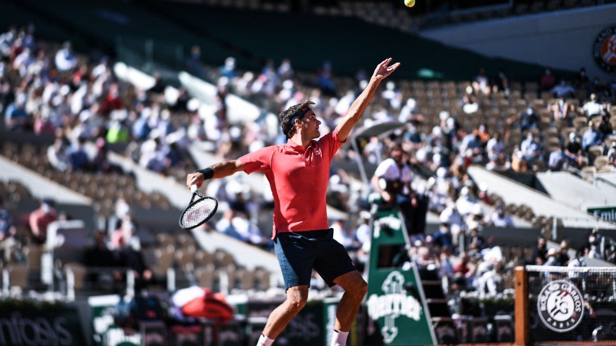 Roger Federer regresa a Roland Garros con victoria.