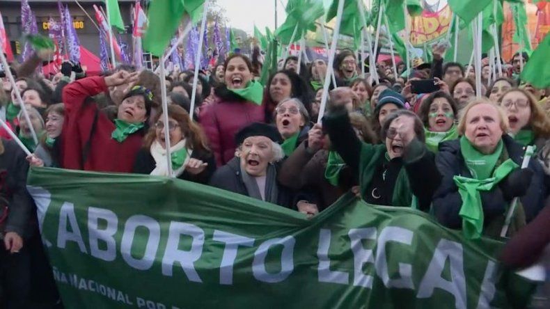 Diputados argentinos aprueban ley para despenalizar el aborto y pasa a Senado
