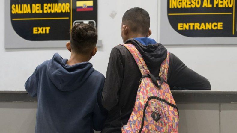 Incertidumbre de venezolanos se repite en frontera de Ecuador con Perú