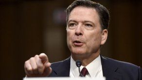 Mensajes entre agentes del FBI revela admiración por Comey
