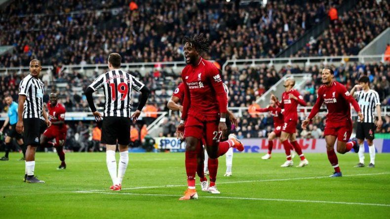 Liverpool gana sobre la bocina en Newcastle y duerme líder provisional