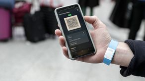 El administrador de la AIG también señaló que ya el QR le aparece en verde a las personas que tienen su tercera dosis y los que tienen dos dosis les aparece el QR en amarillo. El administrador de la AIG también señaló que ya el QR le aparece en verde a las personas que tienen su tercera dosis y los que tienen dos dosis les aparece el QR en amarillo.