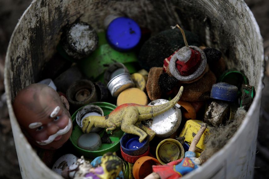 Fotografía de un tanque con tapas y juguetes durante una jornada de limpieza de playas hoy
