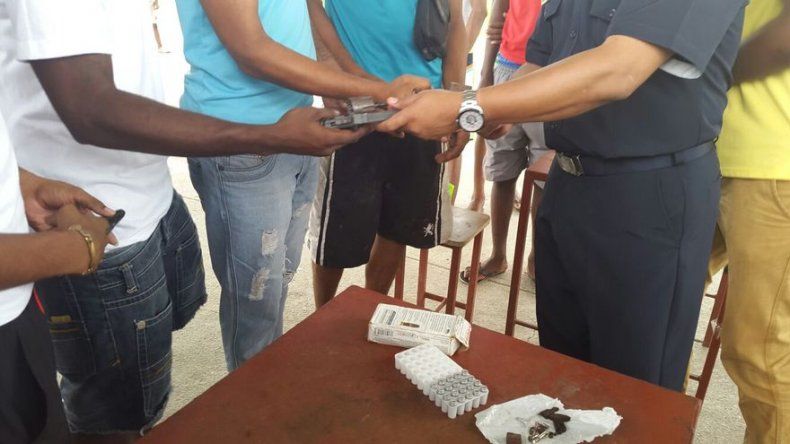 Pandilleros colonenses entregan sus armas