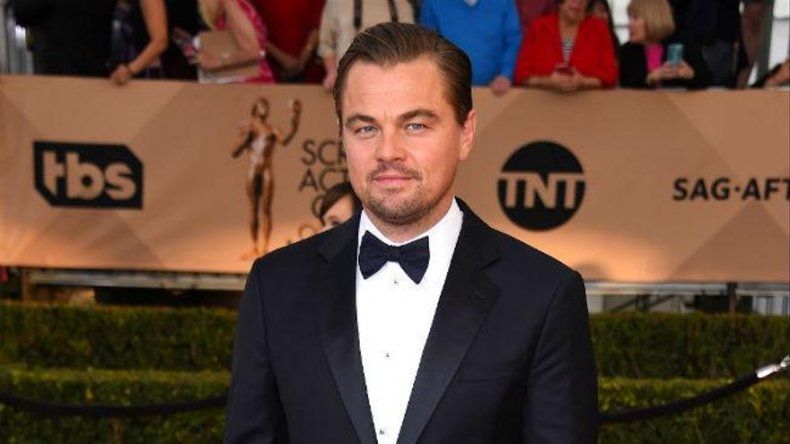 Leonardo DiCaprio y sus amigos juegan con el Oscar en un restaurante