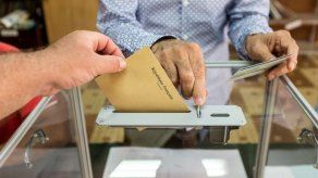 Numerosos votantes todavía indecisos a horas de la elección presidencial en Francia