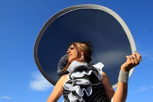 Multitud se toma Copacabana para celebrar Orgullo Gay en Río de Janeiro