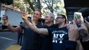 Tim Cook se saca selfies con fans de Apple en el lanzamiento del iPhone 6