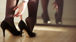 Parlamento británico pide multas a empresas con código de vestimenta sexista