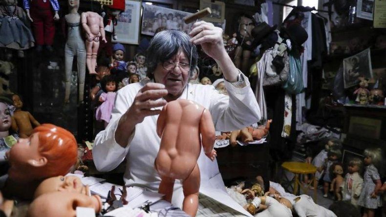 El doctor de muñecas Julio Roldán restaura recuerdos y cariño en Buenos Aires