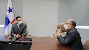 El vicepresidente de la República, José Gabriel Carrizo, durante la reunión con el procurador de la Administración, Rigoberto González