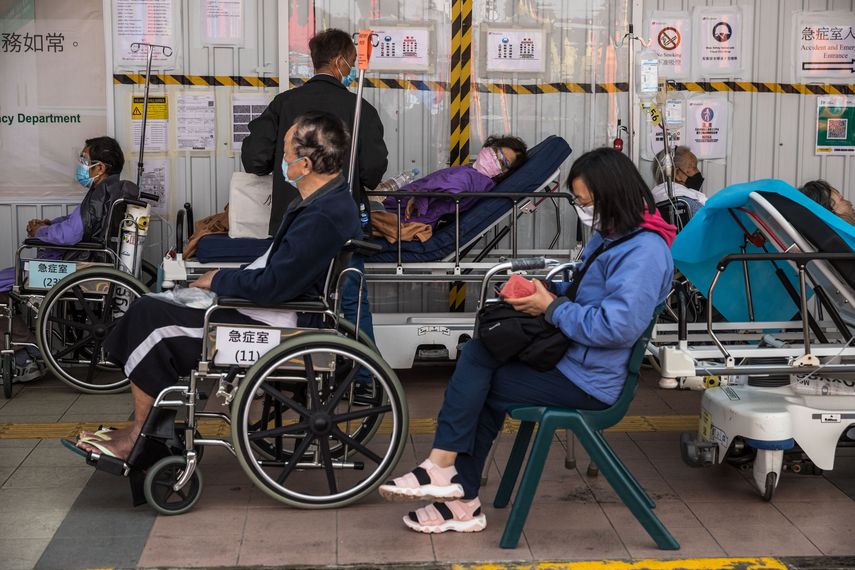 Los hospitales hongkoneses se vieron arrollados: los cadáveres se acumulaban y pacientes mayores esperaban a ser atendidos en salas de curas improvisadas o incluso en la calle.