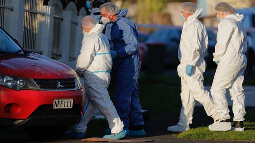 . La policía neozelandesa sospecha que la mujer podría ser la madre de los niños encontrados muertos, ya que su dirección anterior en Nueva Zelanda estaba registrada en una unidad de almacenamiento donde se guardaron las maletas durante años, según Park.