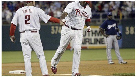 Filis 6, Cerveceros 3; Howard jonronea