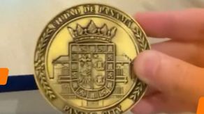 Alcalde Mayer Mizrachi presenta moneda conmemorativa.