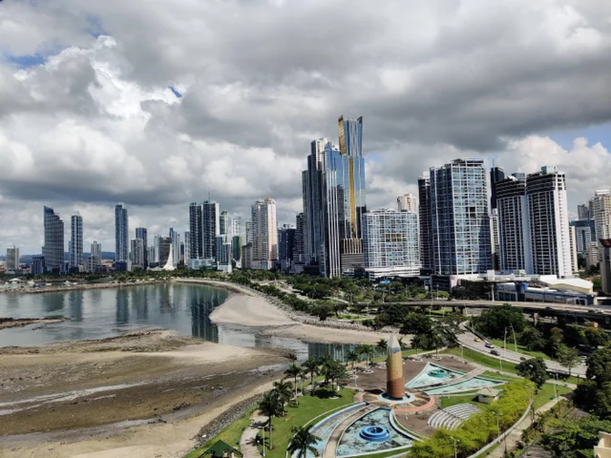 Clima con cielo parcialmente nublado.
