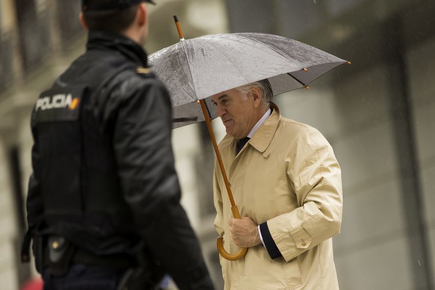 La corte también impuso una multa a Bárcenas por 1