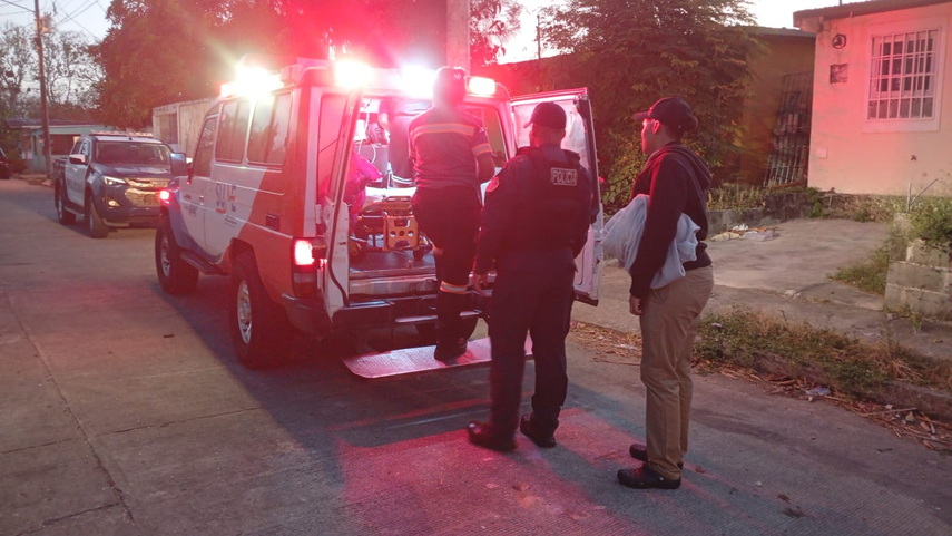 Unidades de la Policía Nacional ayudan a mujer a dar a luz en Pacora.