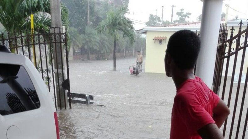 Varias vías inundadas producto de las fuertes lluvias registradas en la Capital