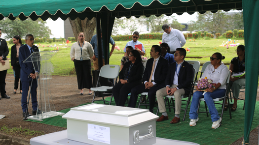Sepultan los restos identificados de una víctima de la invasión de 1989 en Panamá. Sepultan los restos identificados de una víctima de la invasión de 1989 en Panamá.