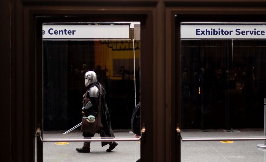 New York (United States), 07/10/2021.- A cosplayer dressed as a Mandalorian from the Star Wars franchise walks through the 2021 New York Comic Con at the Jacob K. Javits Convention Center in New York, New York, USA, 07 October 2021. The annual event offers pop culture fans exhibitions and displays of popular video games, movies and comic books and many people attend dressed as their favorite fictional character. (Estados Unidos, Nueva York) EFE/EPA/JUSTIN LANE 