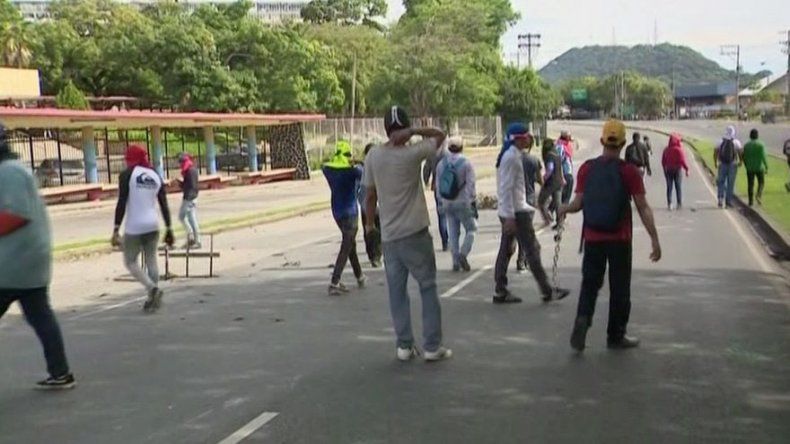 Universitarios se enfrentan a antimontines en protesta contra decreto 130