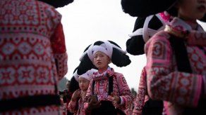 Mujeres con tocados de pelo de antepasados para el Año Nuevo lunar en China