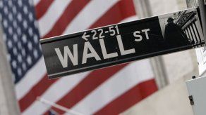 Wall Street a la baja tras reportes débiles